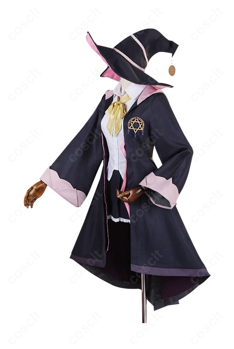 魔女の旅々 イレイナ「灰の魔女」衣装の側面。コートのハリ感とスカートのライン、スカーフの結び位置など細部の作りを確認できる角度。