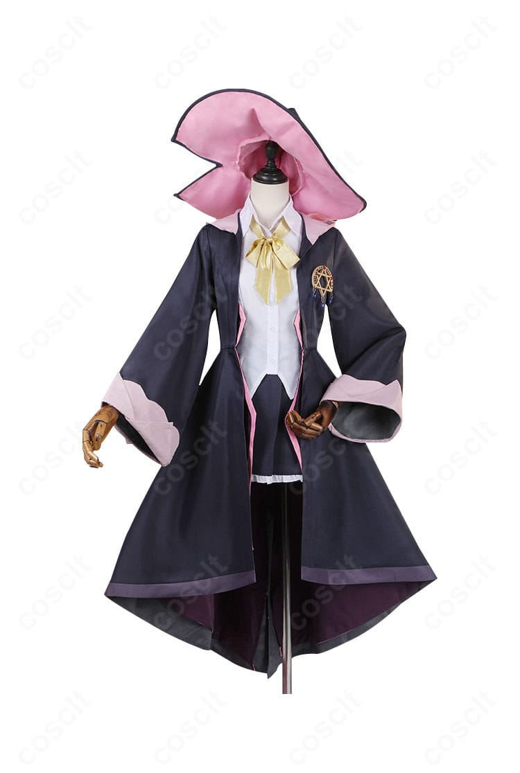 魔女の旅々 イレイナ「灰の魔女」コスプレ衣装の正面全身。三角帽子と黒コート、胸飾りまで高再現で、上品なシルエットを強調。
