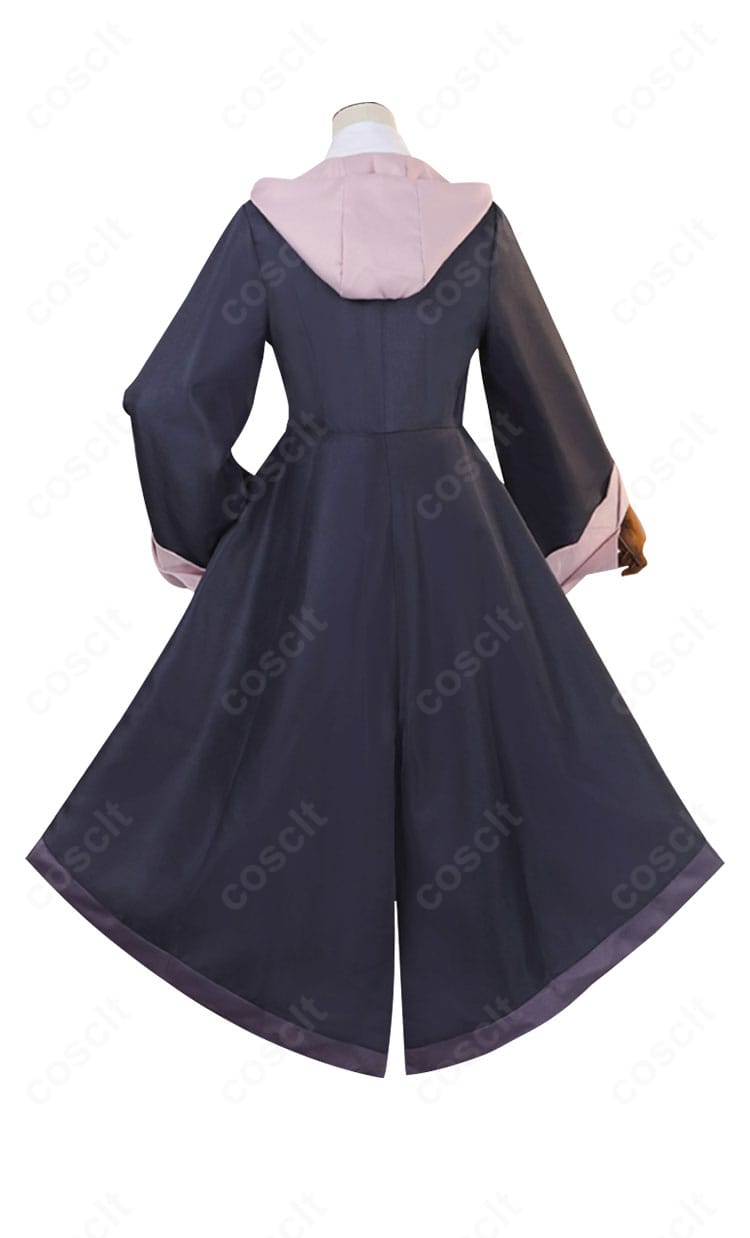 魔女の旅々 イレイナ「灰の魔女」衣装の背面。コートの裾の広がりと背面ラインが美しく、動きのある撮影に映えるデザイン。