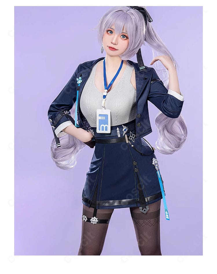 ブローニャ・ザイチク 新生の銀翼「非凡な態度」を着用したモデル全身。コートとスカートの質感が分かる。