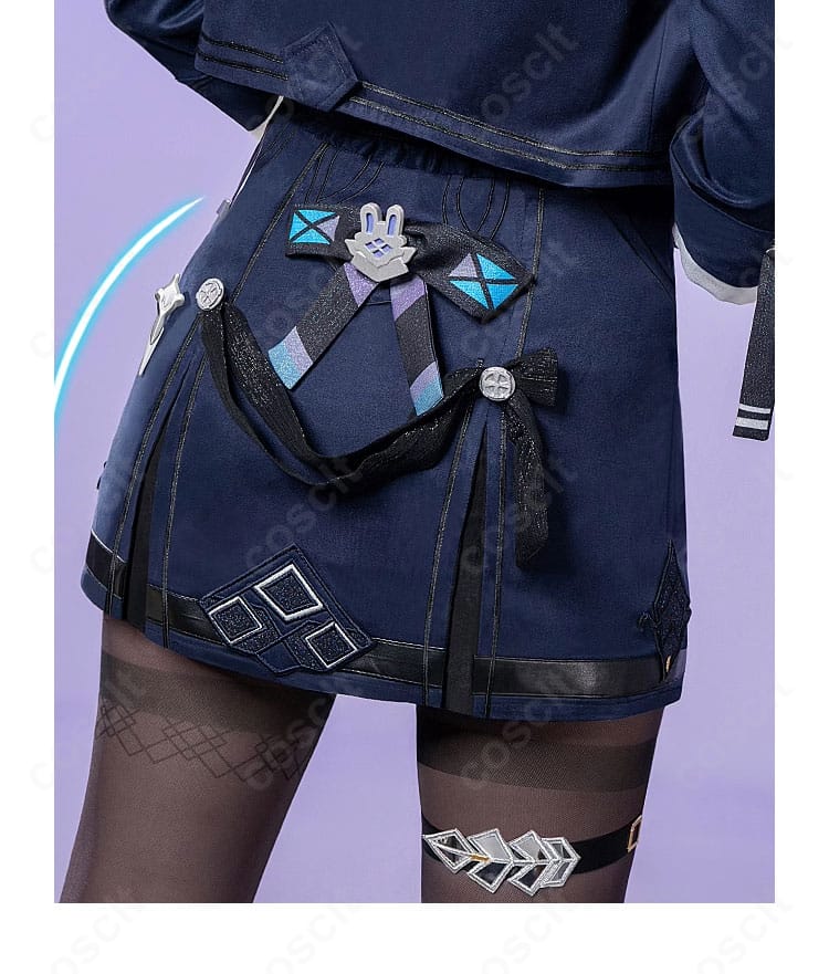 パンツ背面の装飾ディテール。太ももベルトと背面パーツの配置が分かる。