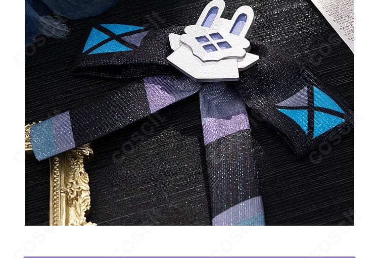 背部の蝶結びアクセサリーのアップ。結び目の形状と固定方法の見やすいカット。