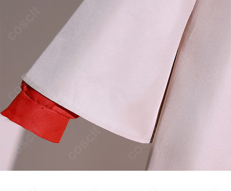 袖口の縫製と切り替えディテール。動かしやすさと着心地に配慮した作り。