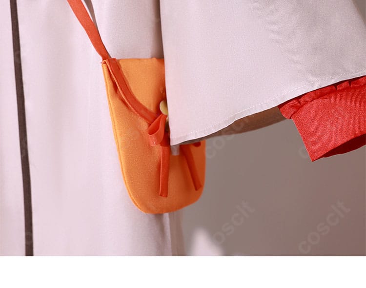 袖に付属する小型バッグの装飾。コーデのアクセントになる実用的なデザイン。