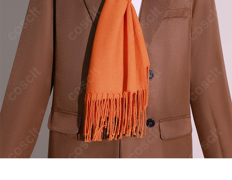 ロイド・フォージャー衣装の装飾ディテール。刺繍とアクセントパーツの配置がわかる近接写真で再現性を強調。