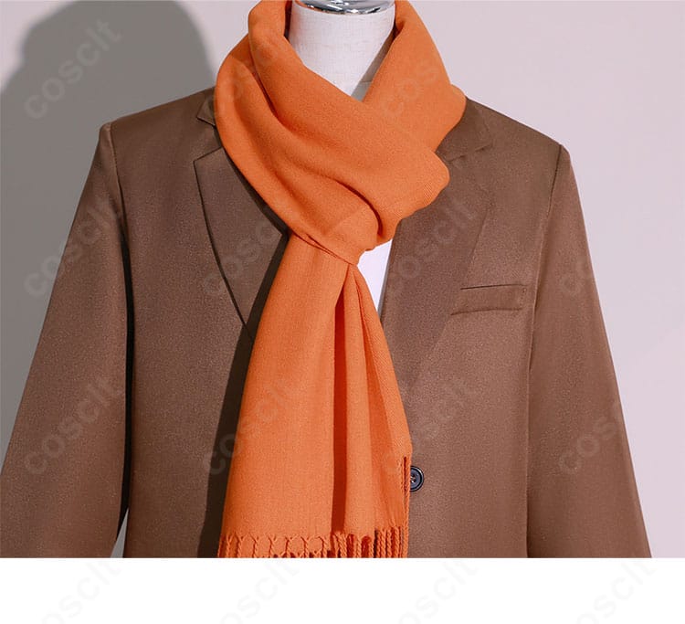 ロイド・フォージャー衣装の襟周りと囲巾風装飾のアップ。縫製の整ったステッチと質感のある仕立てがわかるディテール。