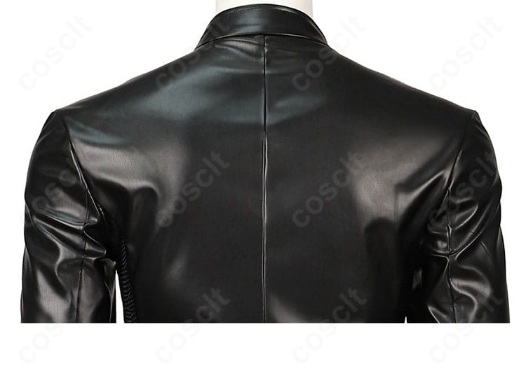 背面黒パーツのディテール。切り替えと縫製ラインの丁寧な仕上げ。