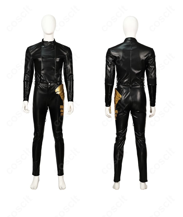 インナー黒トップスの前後。ヴィンセントのコーデを引き締めるベースウェア。