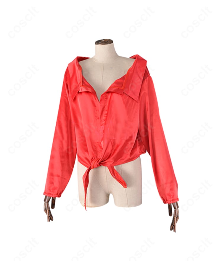 赤系トップスを中心にしたフェイ衣装の正面写真。色味とシルエットのバランス、胸元のラインが分かる一枚。