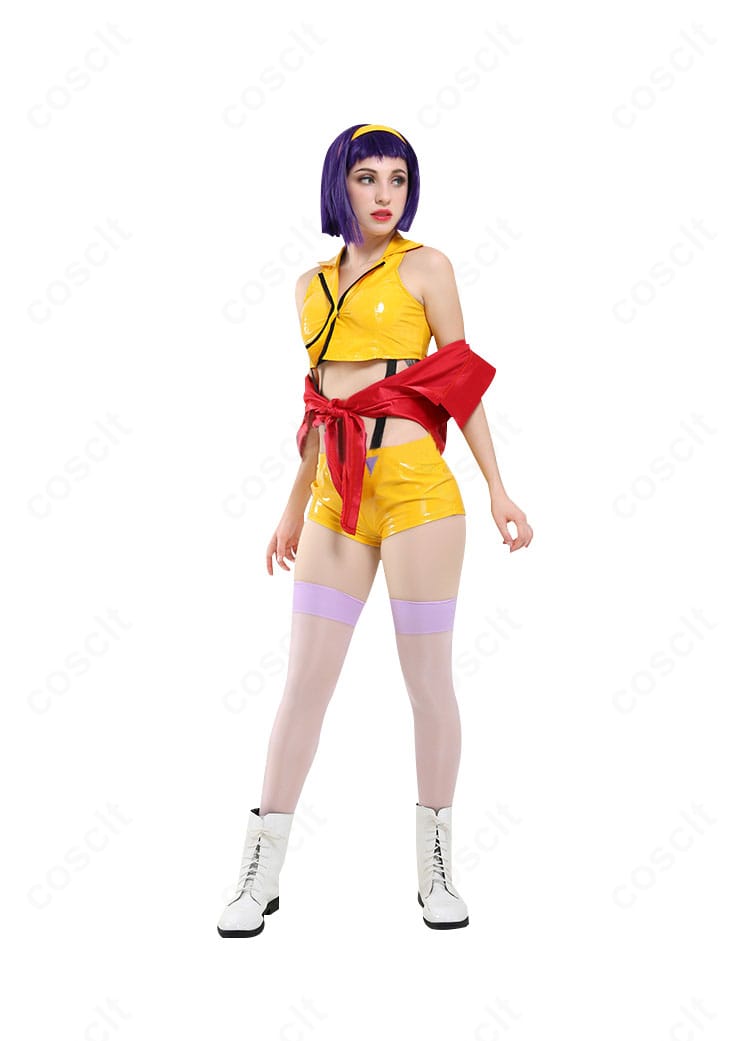 カウボーイビバップ フェイ・ヴァレンタイン通常衣装の正面全身。トップスとショートパンツ、コートを着用した完成コーデの雰囲気が分かる写真。