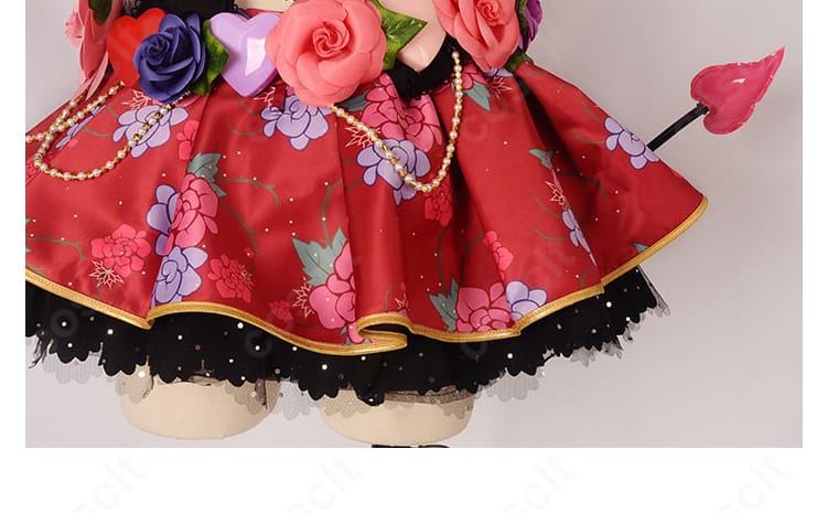 絢瀬絵里のスカート装飾ディテール。光沢感のある生地と縁取りのコントラストが映えるクローズアップ