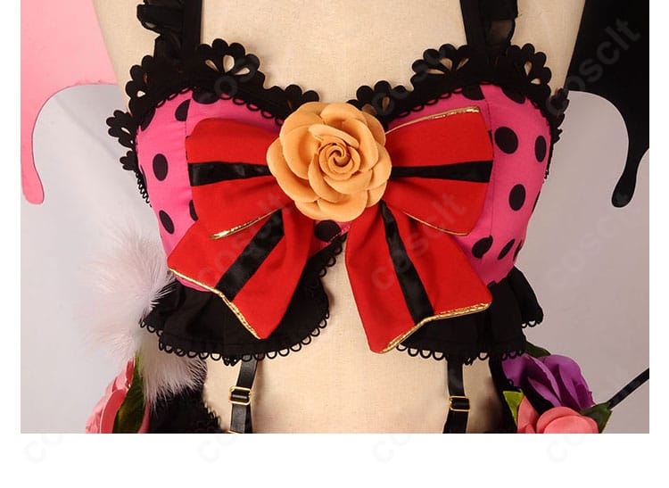 小悪魔編衣装の胸元蝶結びアップ。立体的なリボンの形状と中心パーツの質感がわかるディテール写真