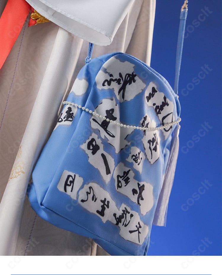 曲娘コスプレに合わせたメッセンジャーバッグ。収納力とデザイン性を両立した小物。