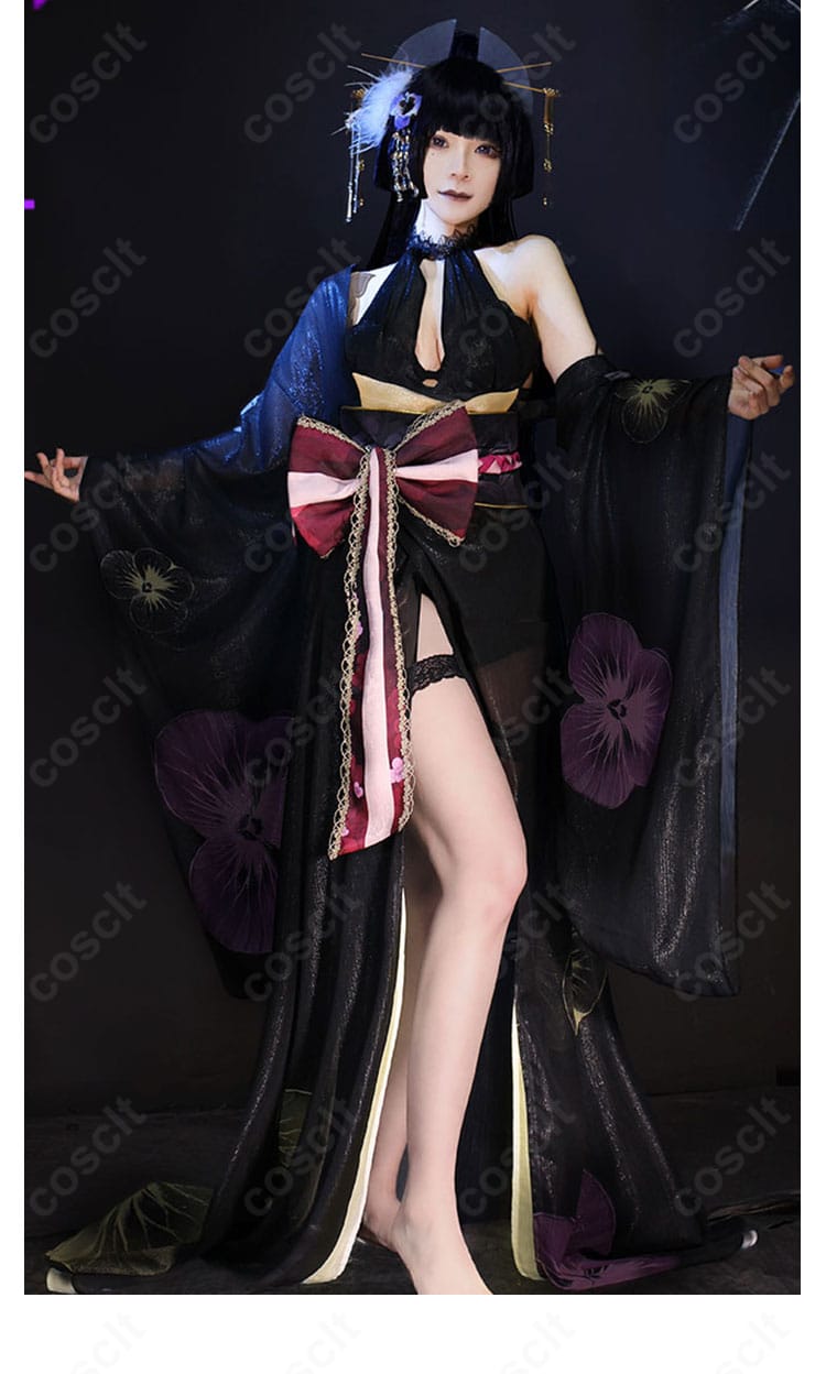 着用モデル右側からの菫「長夜に花」。コルセット周りの立体感と耳飾りの見え方を確認できます。