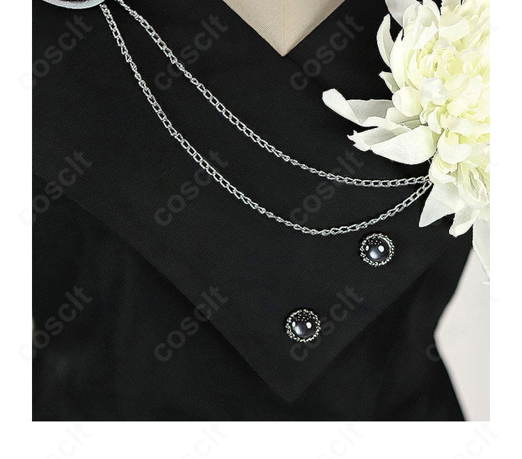 襟元の装飾詳細。刺繍と胸飾りの配置でフォーマルな雰囲気を演出