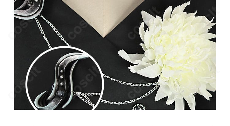 首元装飾のクローズアップ。エレガントなモチーフと質感が特徴