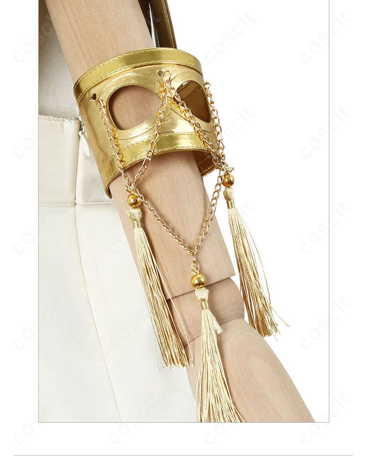 リバース：1999 37（サーティセブン）衣装の手元アクセサリー。腕飾りの装着感と質感を示すクローズアップ。