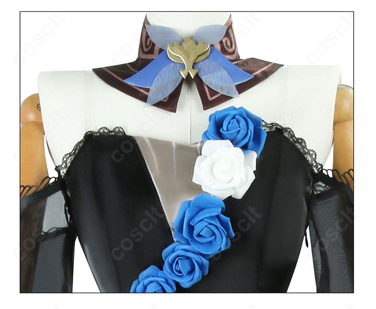 ワンピース上半身の装飾クローズアップ。胸元の切替えとステッチワークが際立つデザイン。