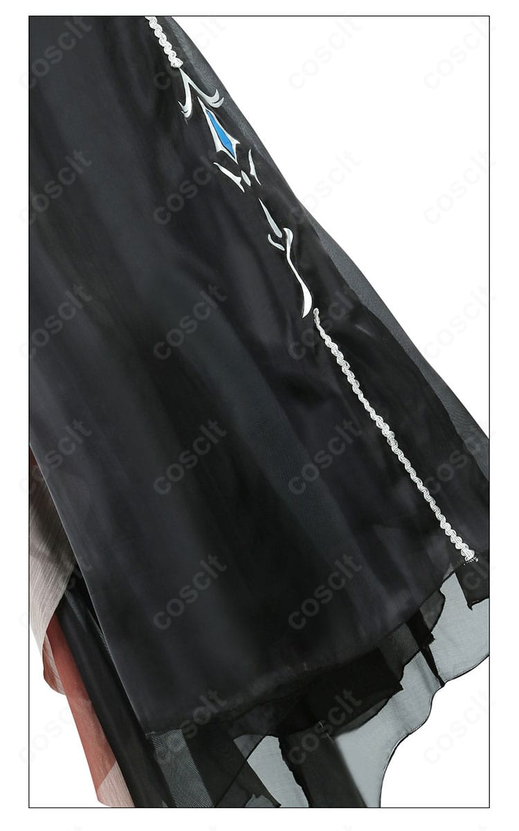 衣裾のストライプ模様の詳細。コントラストが美しくシルエットを強調。