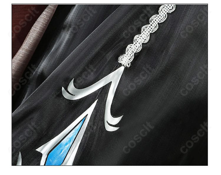 ワンピース裾に施された模様のアップ。幾何学的パターンがエレガントなアクセント。