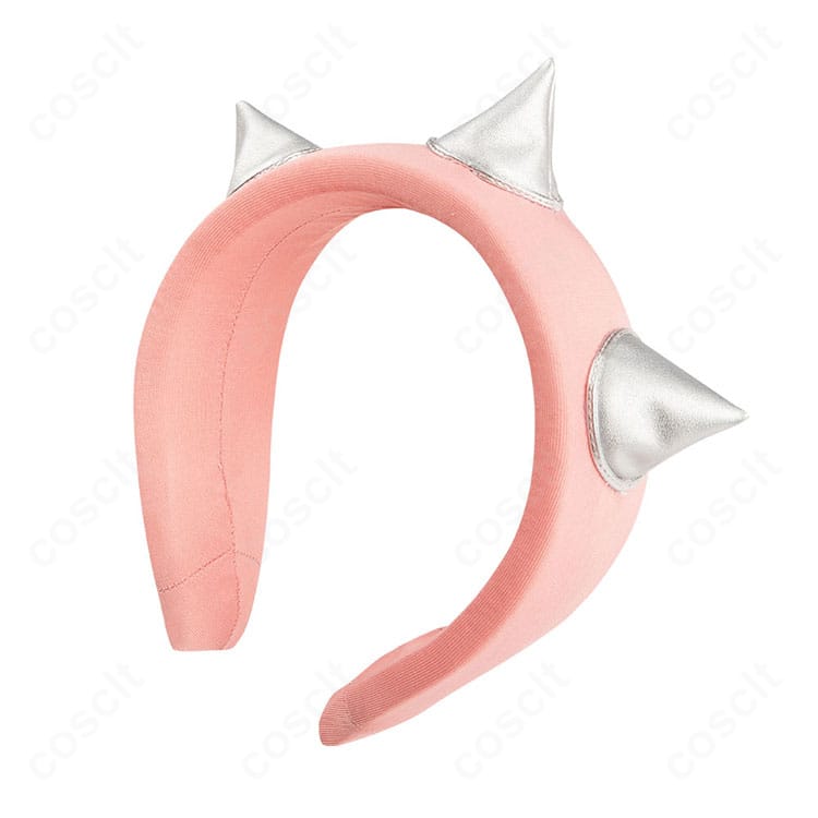 手首飾りの近接写真。エレガントな装飾で手元の表情を強調。