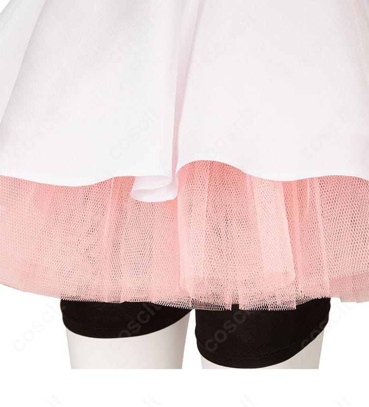 スカート周りの装飾クローズアップ。ハリ感ある生地と花飾りの組み合わせが印象的。