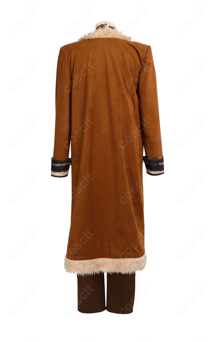 バギー コスプレ衣装の背面。毛皮トリムと背面装飾、ロングコートの落ち感を確認できる