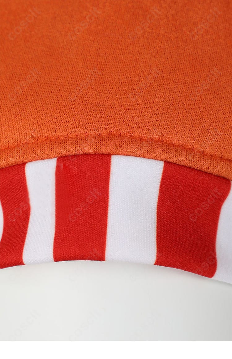 帽子の赤×白ストライプ装飾の近接。発色と生地の質感が鮮明