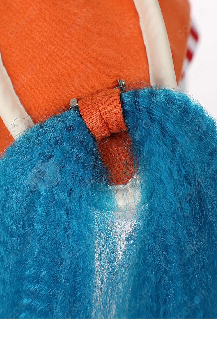 ヘアアクセサリーのディテール。衣装と統一感のあるカラーと装飾