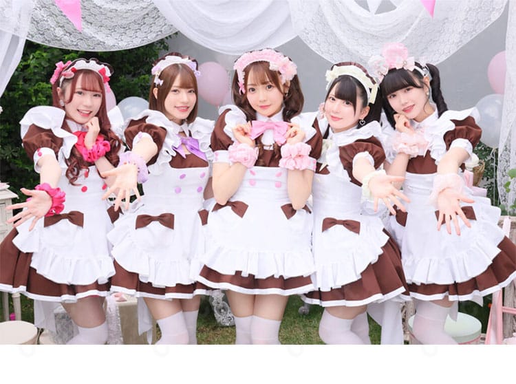 メイドカフェ風のコスプレ衣装を正面から撮影。高い再現度と快適な着心地が伝わる全体コーディネート。