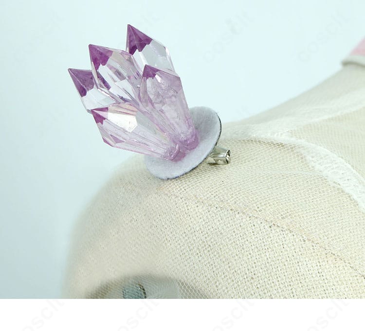 ホロライブ 古石ビジュー衣装 右肩の装飾パーツ。原作イメージを踏まえた配置で存在感を強化。