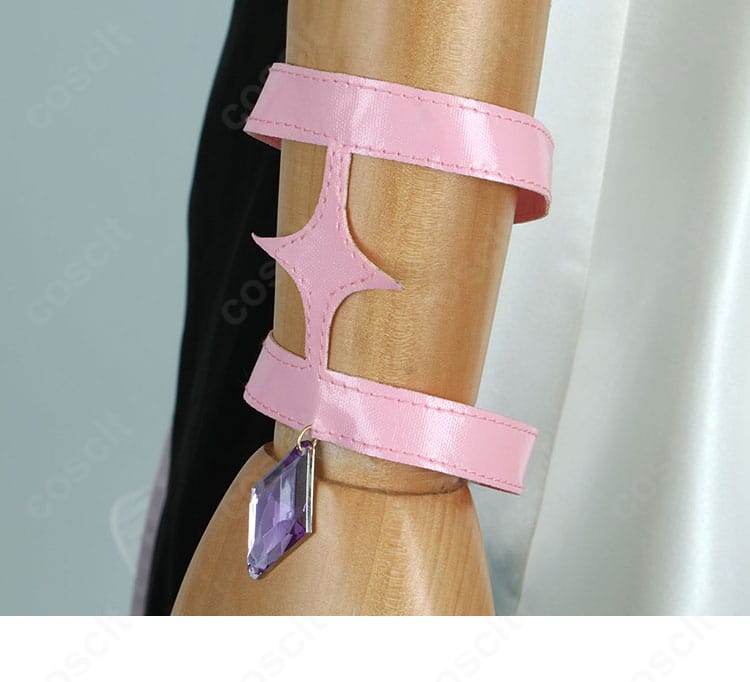 ホロライブ 古石ビジュー衣装 腕飾りのディテール。ポーズ時に映える繊細な装飾がポイント。