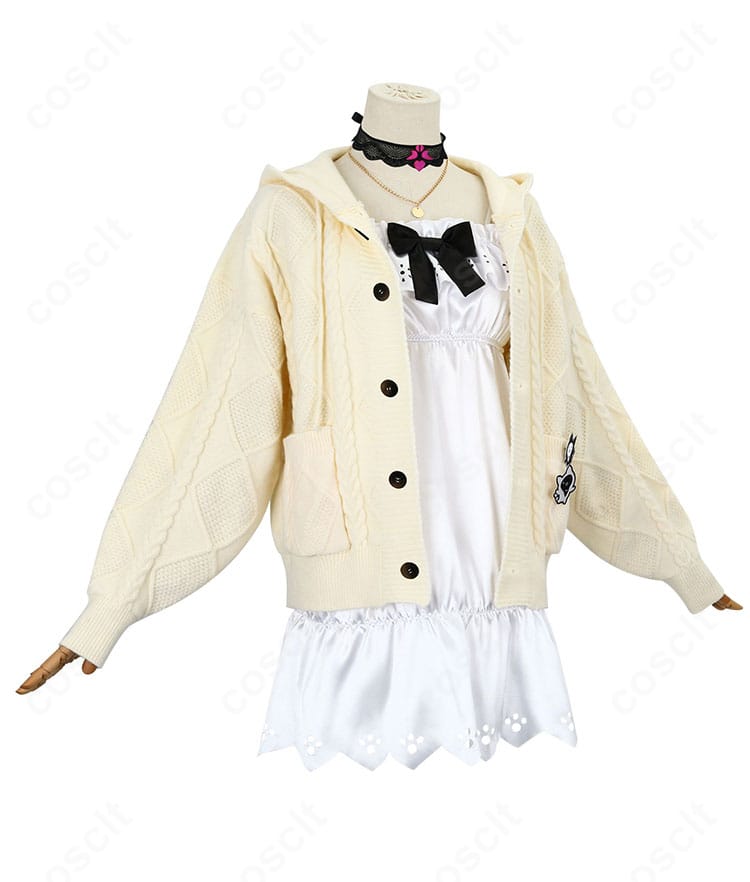 IRyS(アイリス)私服コスプレ衣装の側面。外套のラインと帽子のバランス、装飾の立体感が分かる角度。