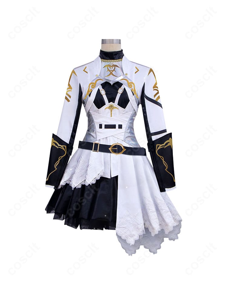 恋と深空 主人公（輝く旅路Ver.）コスプレ衣装の正面全身。ハリ感のある戦闘服シルエットとベルト・太もも飾りの配置が分かる画像