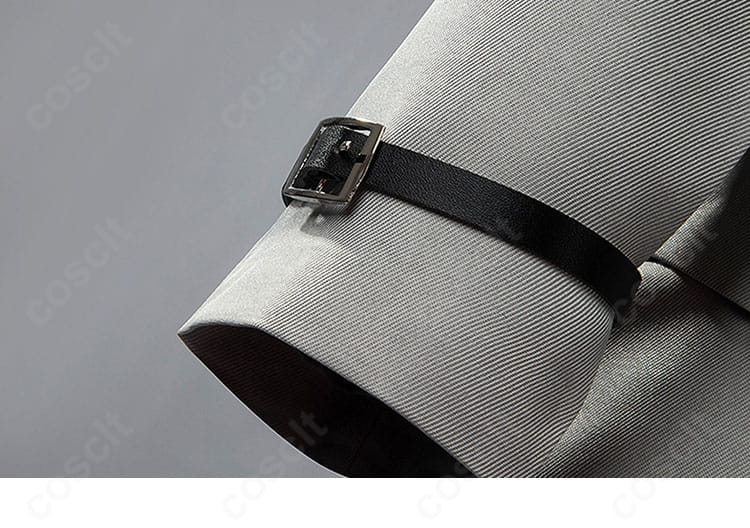 マチルダ コスプレの袖口装飾。縁取りと金具が細部まで整ったデザイン。