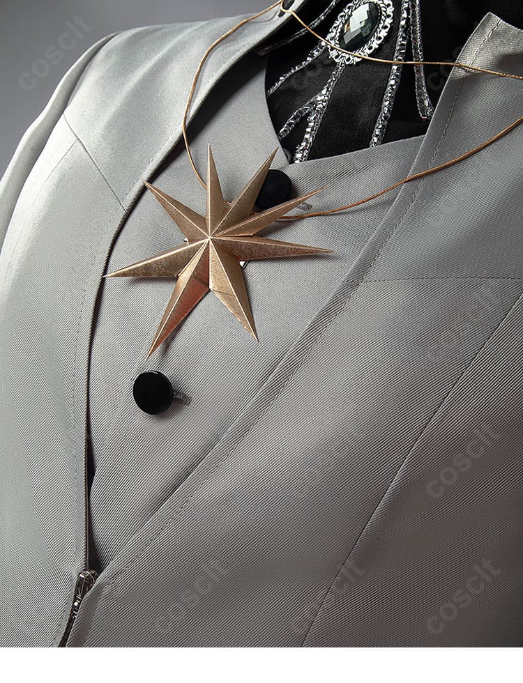 マチルダ 灰色礼服の襟元装飾。金属調アクセントで高級感のある仕上がり。