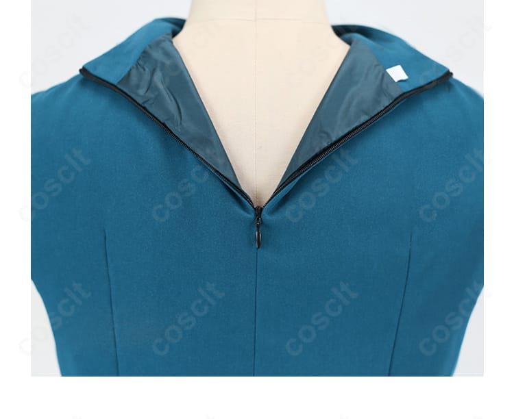 背面ディテールの近接。襟周りのライン取りと背中のシルエットを確認できる写真