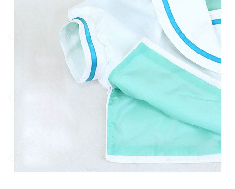 セーラー襟トップスとワンピース、全体の造形と品質感が分かるフルショット