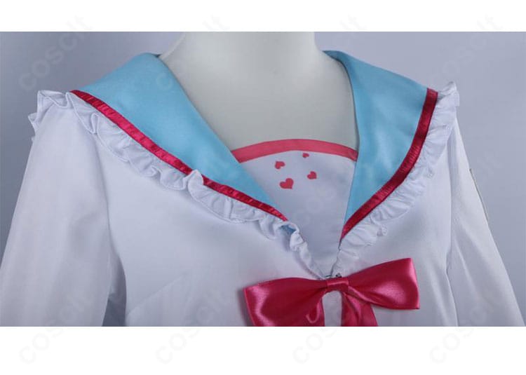 神まほろ コスプレ衣装の襟元ディテール。装飾の配置と仕上げが確認できるクローズアップ。