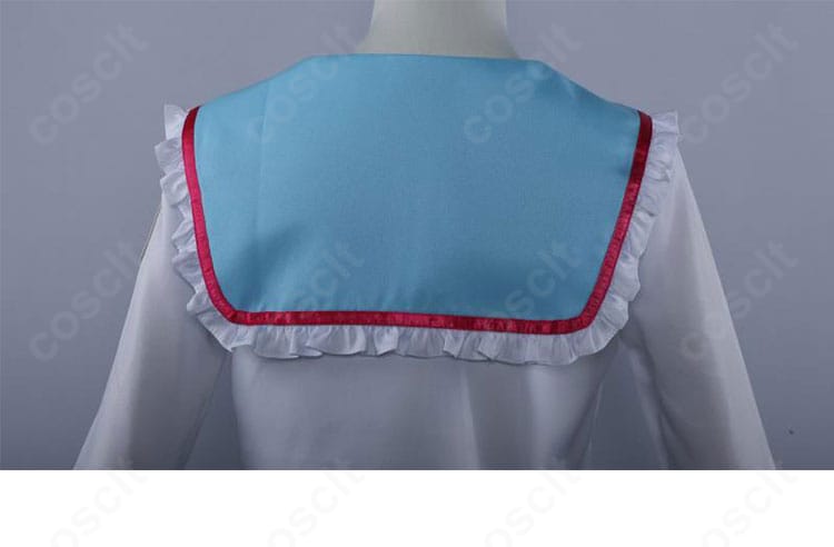 神まほろ コスプレ衣装の背面ショット。披肩風の背面装飾とラインの整いが確認できる画像。