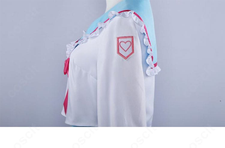 神まほろ コスプレ衣装の肩まわり側面。立体感のある装飾が分かるディテールショット。