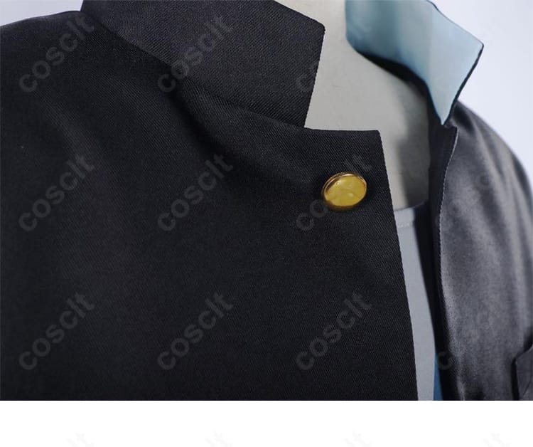 外套の襟元クローズアップ。浅観音真宝らしい端正なラインを強調したディテール