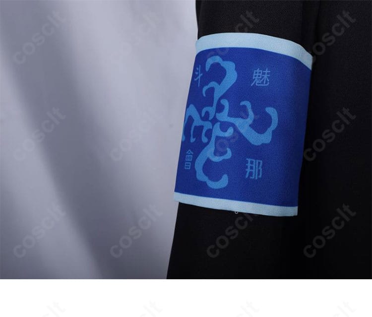 肩と袖の装飾ディテール。直線的なカッティングでクールな雰囲気を演出