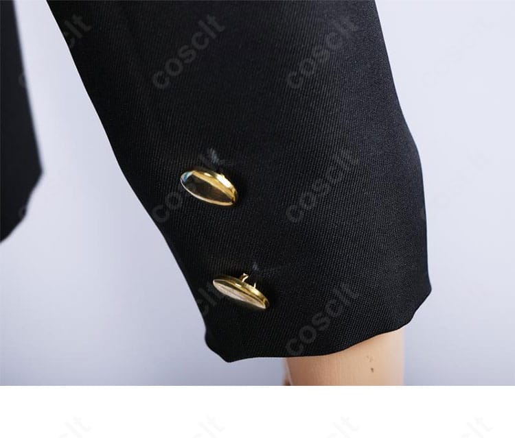 袖口のボタン装飾。手首周りの収まりと質感が伝わるマクロショット