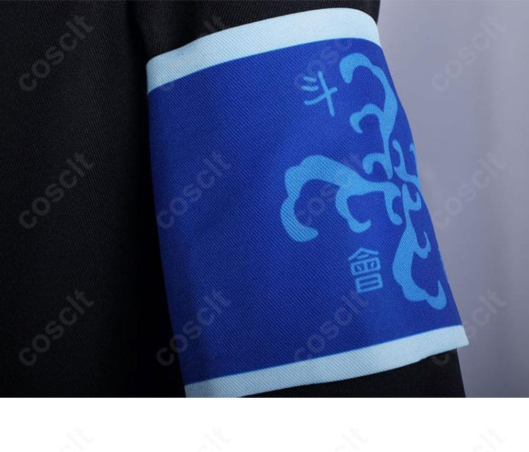 肩〜袖の装飾を別角度で。ステッチワークと配置バランスを確認できる拡大写真