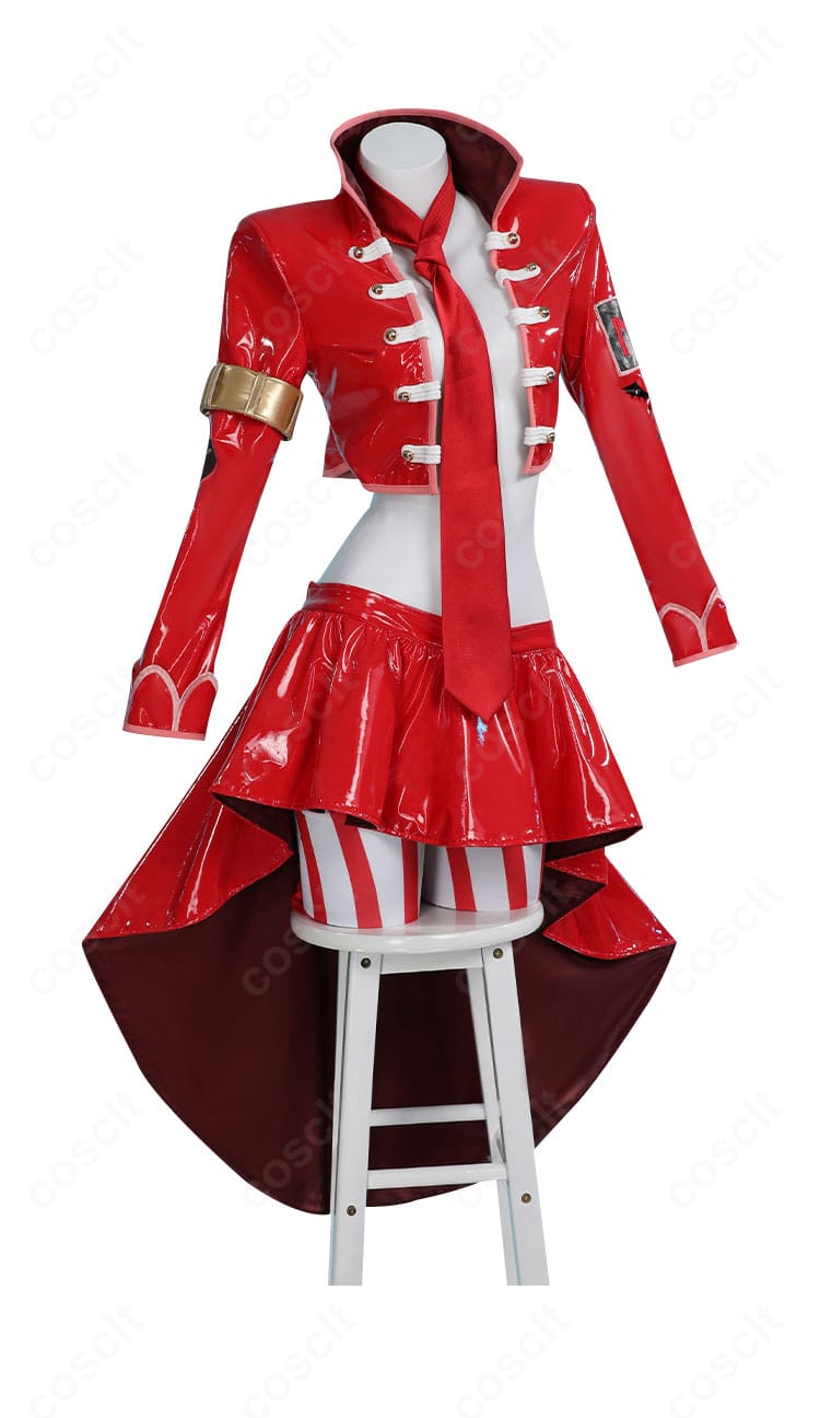 ベロ・ベティ 東軍軍隊長コスプレの側面。ウエストラインの美しいフィット感が分かる角度。