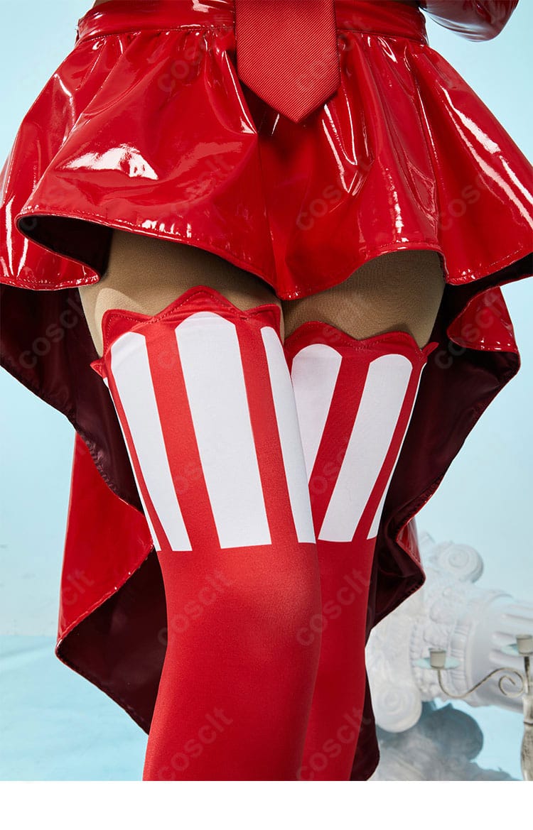 スカートとパンツの装飾。タイトなラインと着心地のバランスを示すカット。