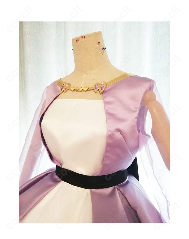 SELECTION PROJECT 美山鈴音のコスプレ衣装 上衣の装飾クローズアップ。精巧な意匠と刺繍風ディテールを捉えた写真。