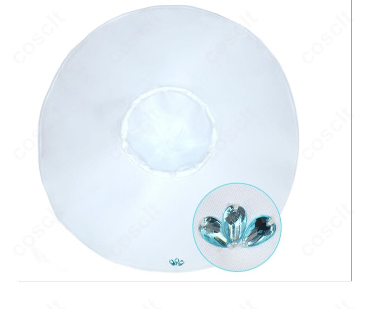 帽子の装飾パーツ(クリスタル風)のアップ。透明感のある華やかなアクセント