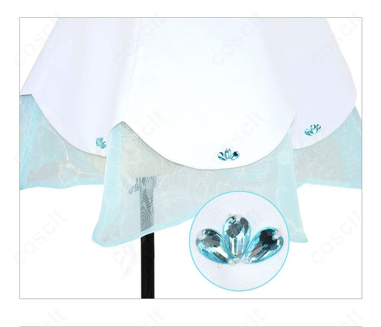 スカート裾のアップ。波型の装飾とパイピングで清楚な印象を強調